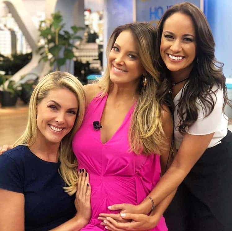 A apresentadora Ticiane Pinheiro ganhando carinho na barriga de Ana Hickmann e Renata Alves