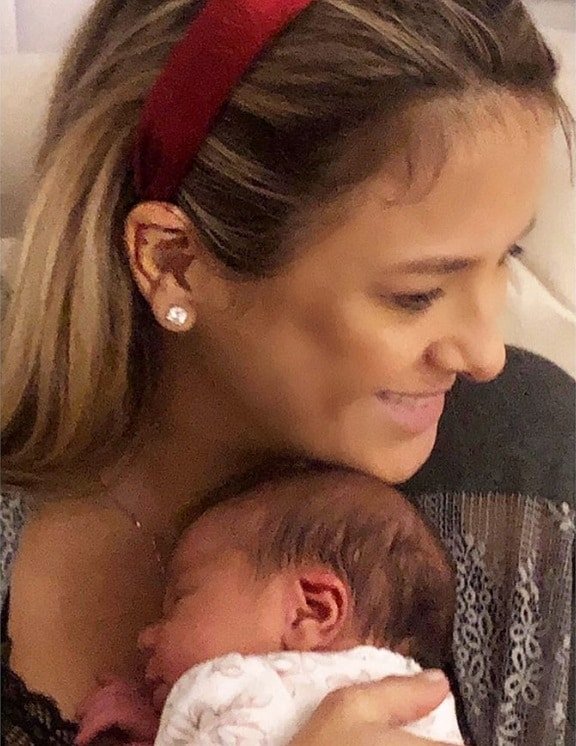 Ticiane Pinheiro comparou sua orelha com a de sua bebê e encantou