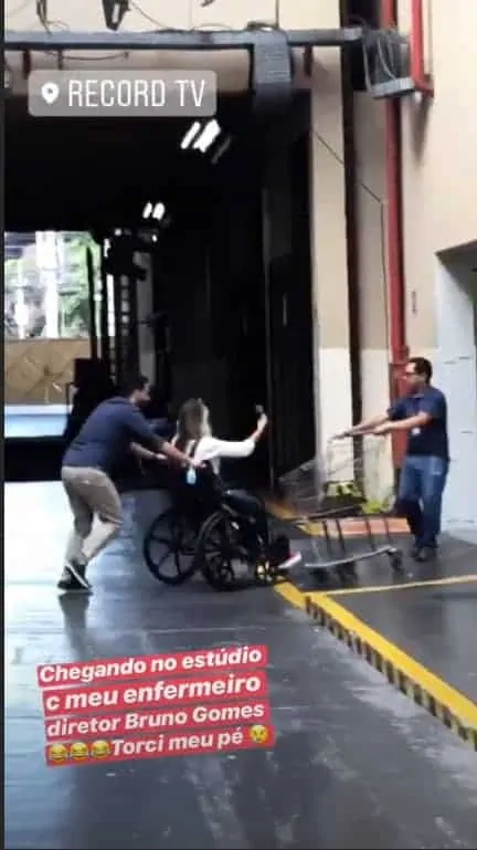 Ticiane Pinheiro aparece em cadeira de rodas