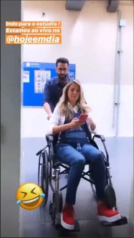 Ticiane Pinheiro aparece em cadeira de rodas, após torcer o pé