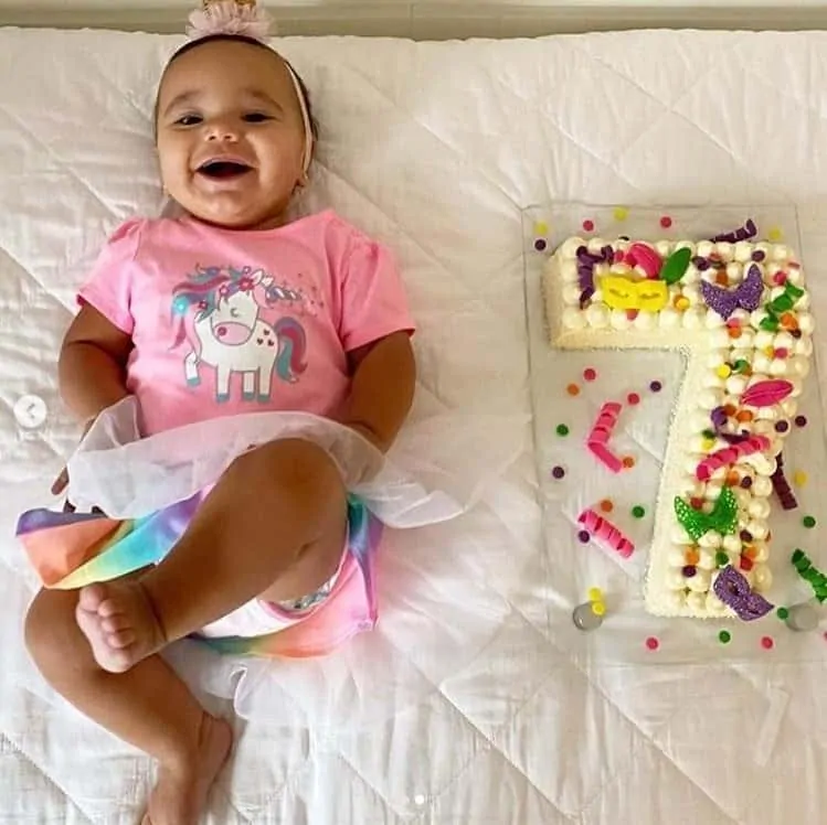 Ticiane Pinheiro celebrou os sete meses de sua bebê com bolo de carnaval