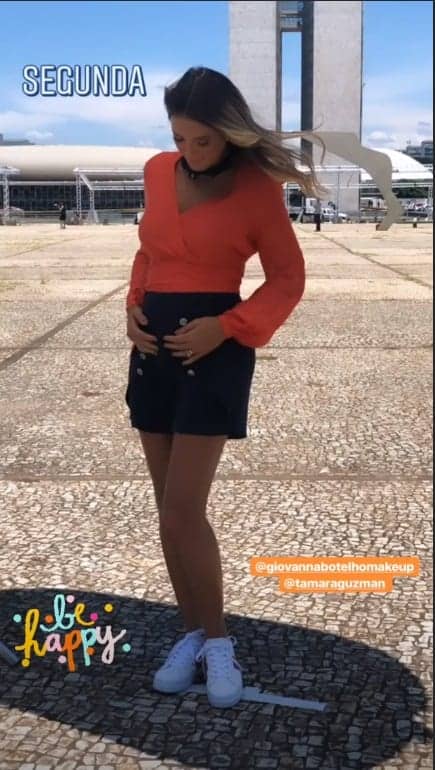 Na Praça dos Três Poderes a apresentadora Ticiane Pinheiro publicou foto de sua barriga