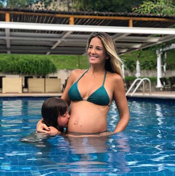 A menina Rafinha beijando a barriga de gravidez de Ticiane Pinheiro