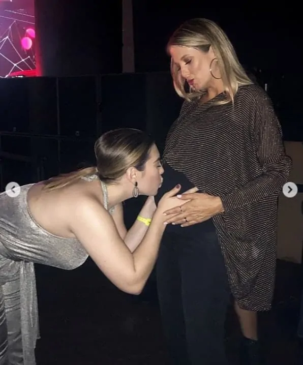 A cantora Naiara Azevedo deu um beijo na barriga da mamãe Ticiane Pinheiro