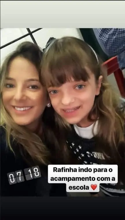Ticiane Pinheiro com a filha, antes dela ir acampar