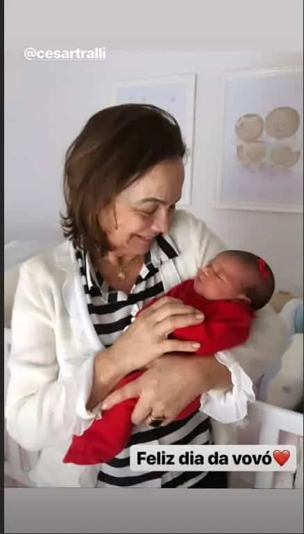 Ticiane Pinheiro postou foto de Manuella com a avó paterna
