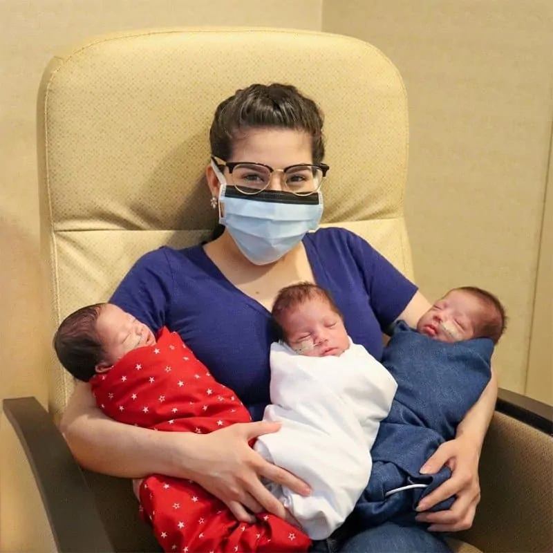 A mãe no hospital com seus bebês trigêmeos