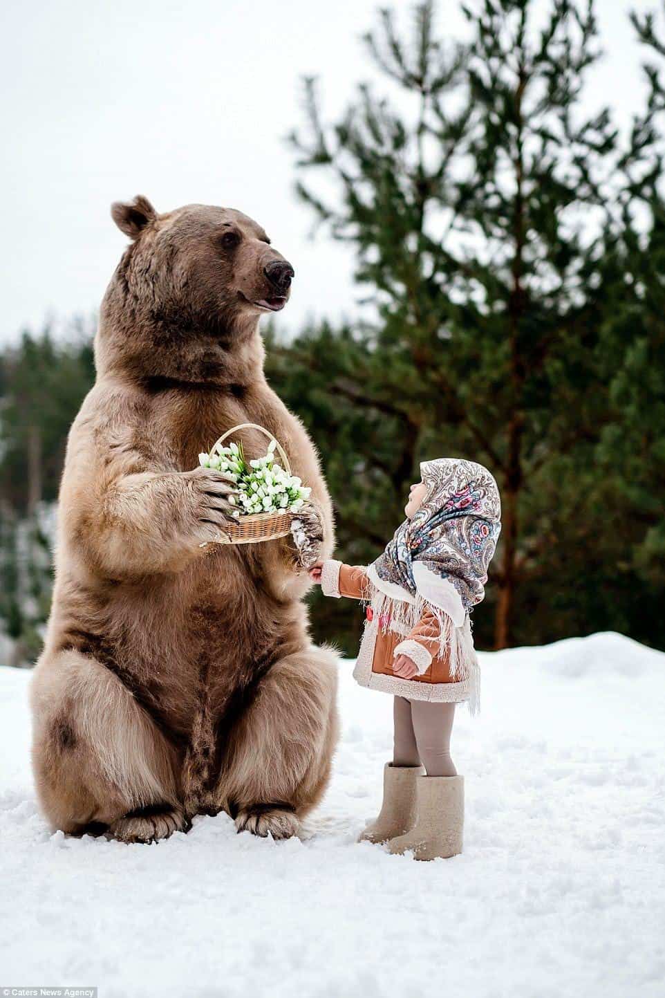 O urso marron Stepan que brinca com as crianças na floresta