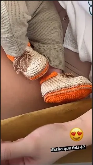 O bebê Dom com seus sapatos diferentes.