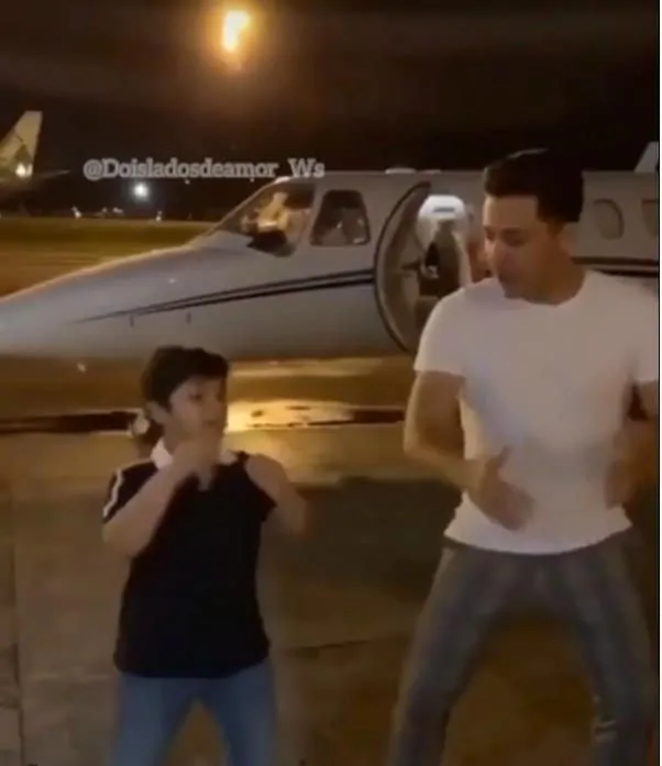 Wesley Safadão e o filho diante do avião particular