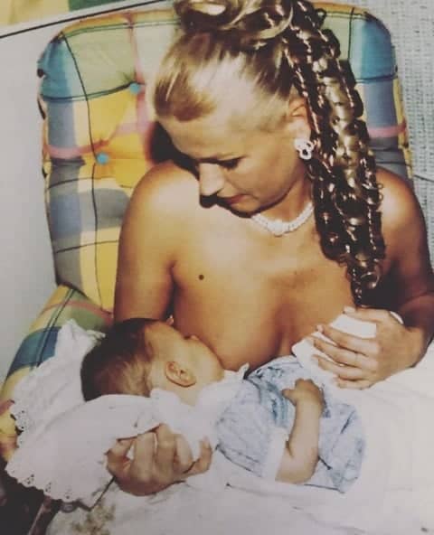 Xuxa publicou essa foto de quanto amamentava a bebê Sasha