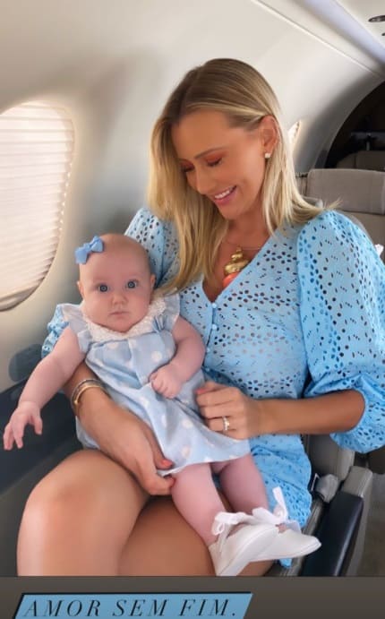 Ana Paula Siebert com sua filha com Roberto Justus no avião