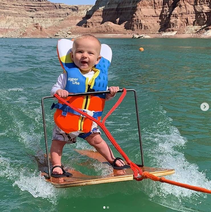Bebê de seis meses bateu recorde ao esquiar na água sozinho