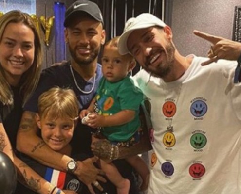 Carol Dantas com o filho e o jogador Neymar