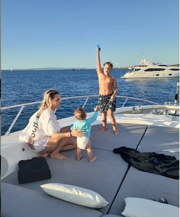Carol Dantas curtindo o filho com Neymar e o caçula