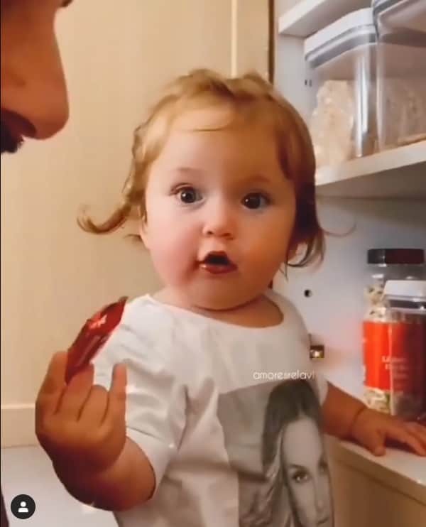A bebê de Claudia Leitte comendo chocolate