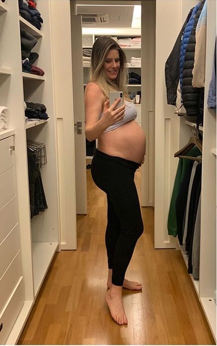 Esposa de Tiago Leifert mostrando o barrigão de grávida