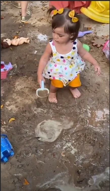 A filha de Duda Nagle e Sabrina Sato brincando na lama