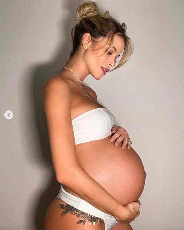 Esposa de Kaká, Carol Dias, mostrando o barrigão de grávida