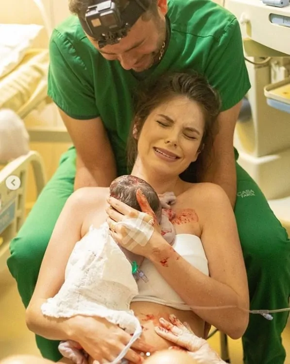 Débora Silva e Mano Walter com seu recém-nascido