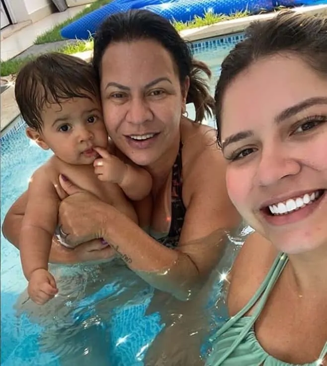Marília Mendonça na piscina com o filho e a mãe