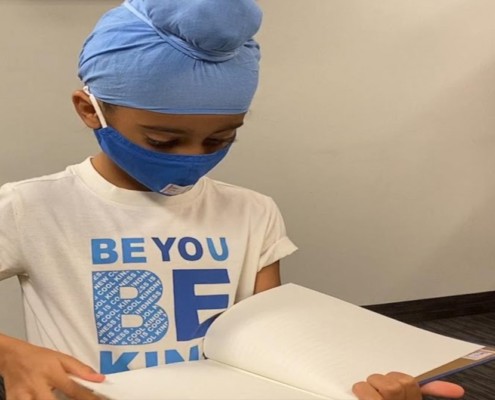 Menino de 8 anos cria biblioteca para ajudar pacientes com coronavírus
