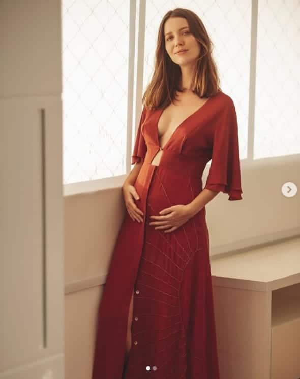 Nathalia Dill exibindo a barriguinha de grávida