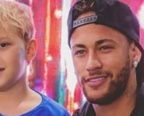 Neymar surgiu com o irmãozinho de Davi Lucca no colo
