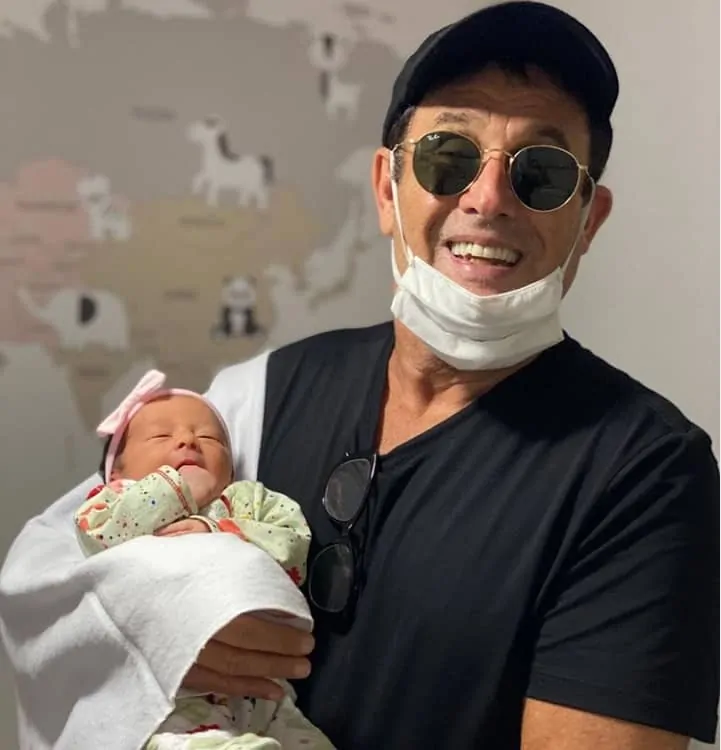 Sérgio Mallandro com a neta recém-nascida Eva