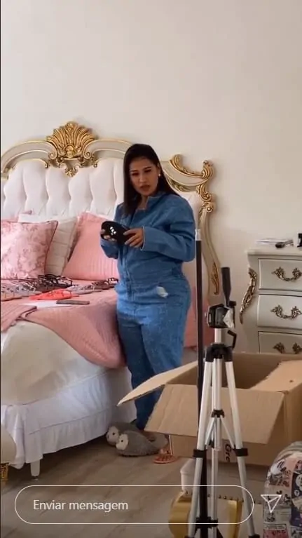Simone mostrando o barrigão de grávida no seu quarto