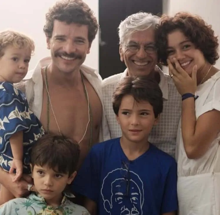 Sophie Charlotte com Daniel de Oliveira, o filho e os enteados