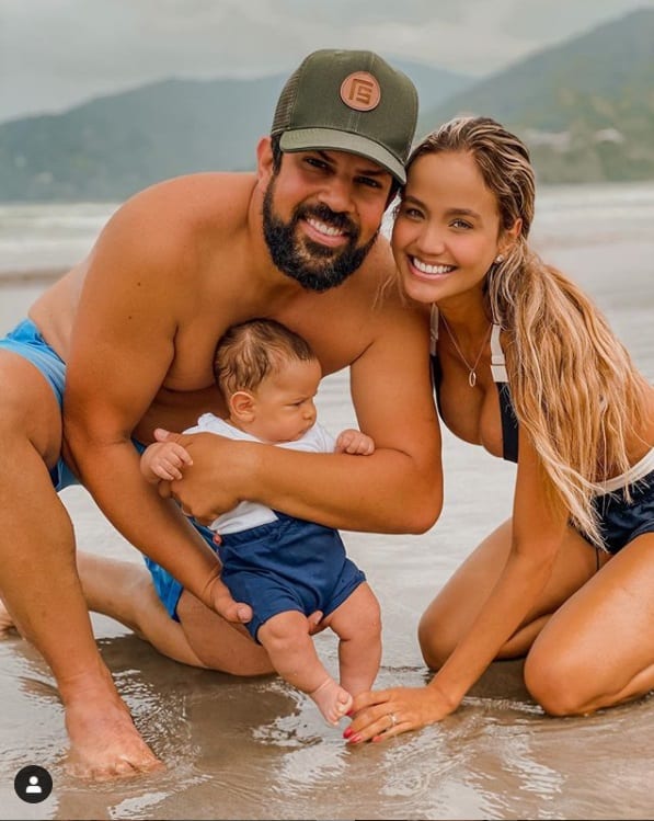 Sorocaba e Biah Rodrigues com seu bebê na praia