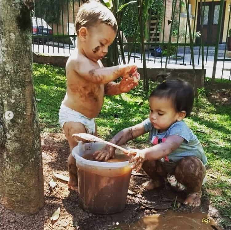 Bebê de Ticiane Pinheiro brincando na lama com o bebê de Carol Dantas