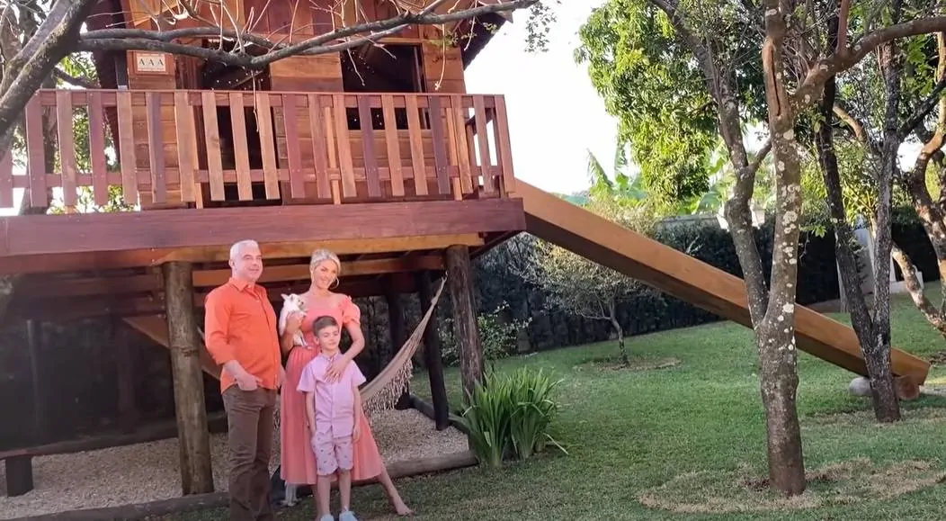 Ana Hickmann com o marido e o filho na casa da árvore