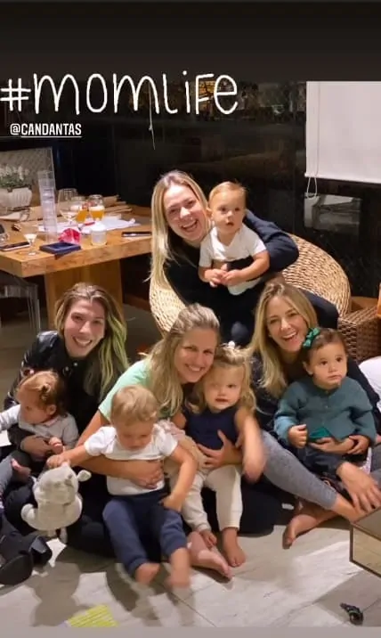 Carol Dantas e Ticiane Pinheiro com os filhos em um encontro de mães