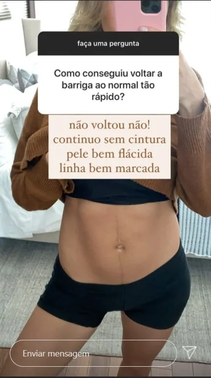 Esposa de Kaká, Carol Dias, mostrando a barriga pós-parto