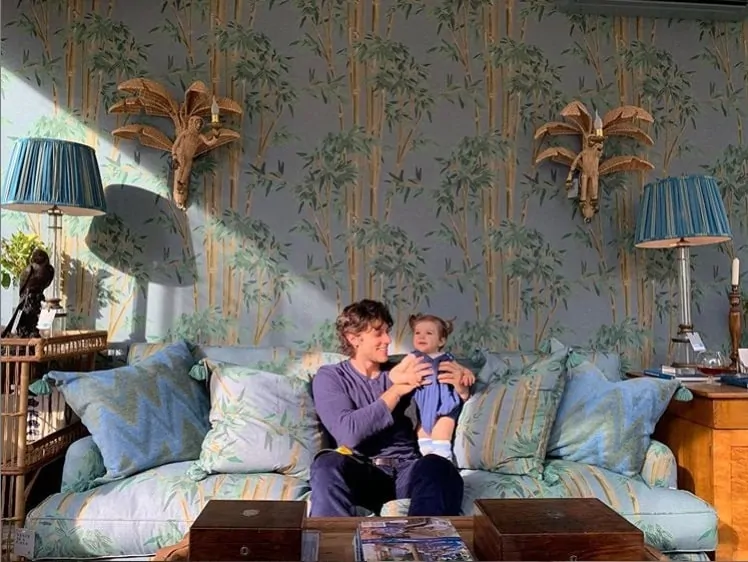 Chay Suede com sua bebê na sala da família