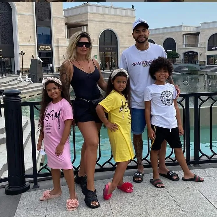 Dani Souza com Dentinho e os filhos do casal