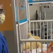 O bebê estava bem triste no hospital, até que conheceu a enfermeira