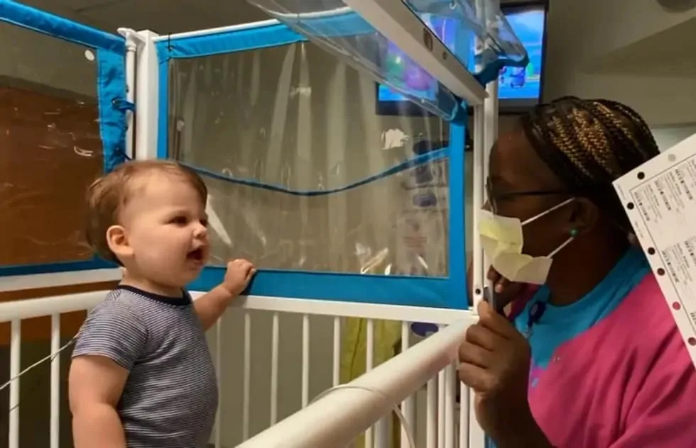 A enfermeira ajudou tanto o bebê quanto os pais do pequeno