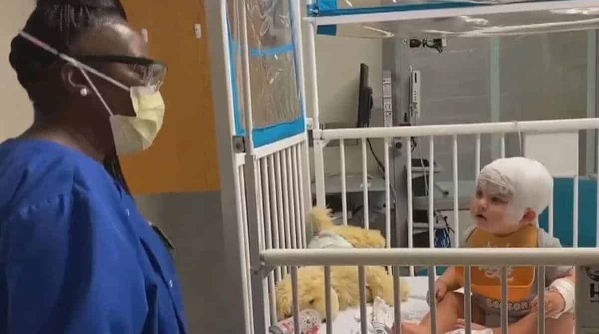 O bebê estava bem triste no hospital, até que conheceu a enfermeira