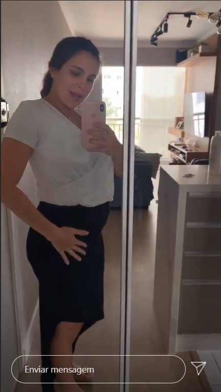 Esposa do ex-BBB Elieser mostrando sua barriga dias após o parto
