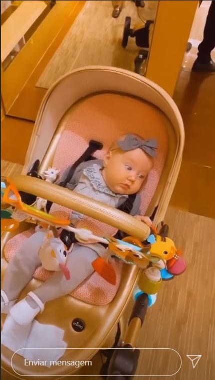 Bebê de Roberto Justus em seu carrinho de luxo
