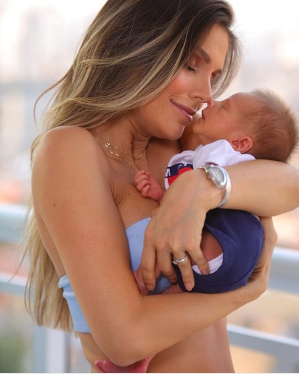Flávia Viana com seu recém-nascido que nasceu antes do esperado
