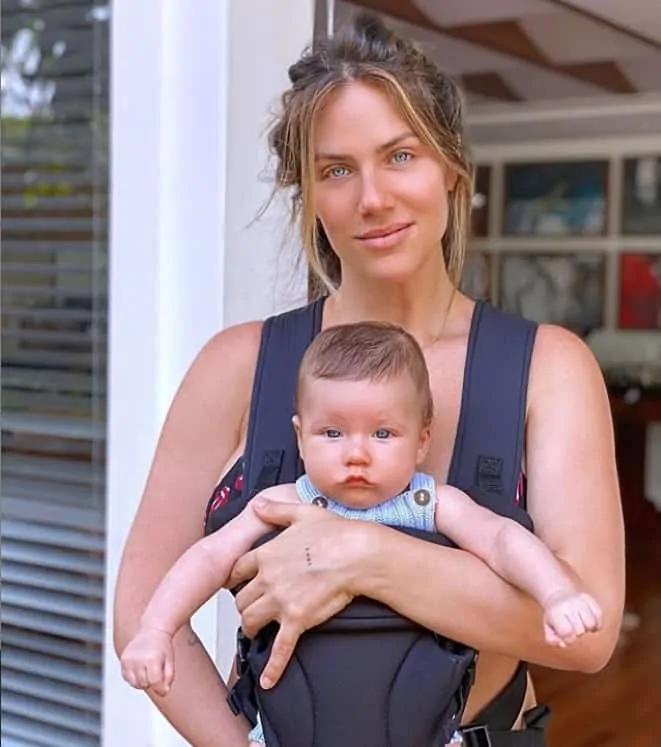 Giovanna Ewbank com seu filho de três meses