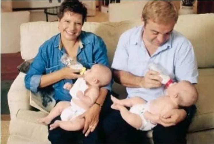 Gugu Liberato dando mamadeira para suas gêmeas ainda bebês