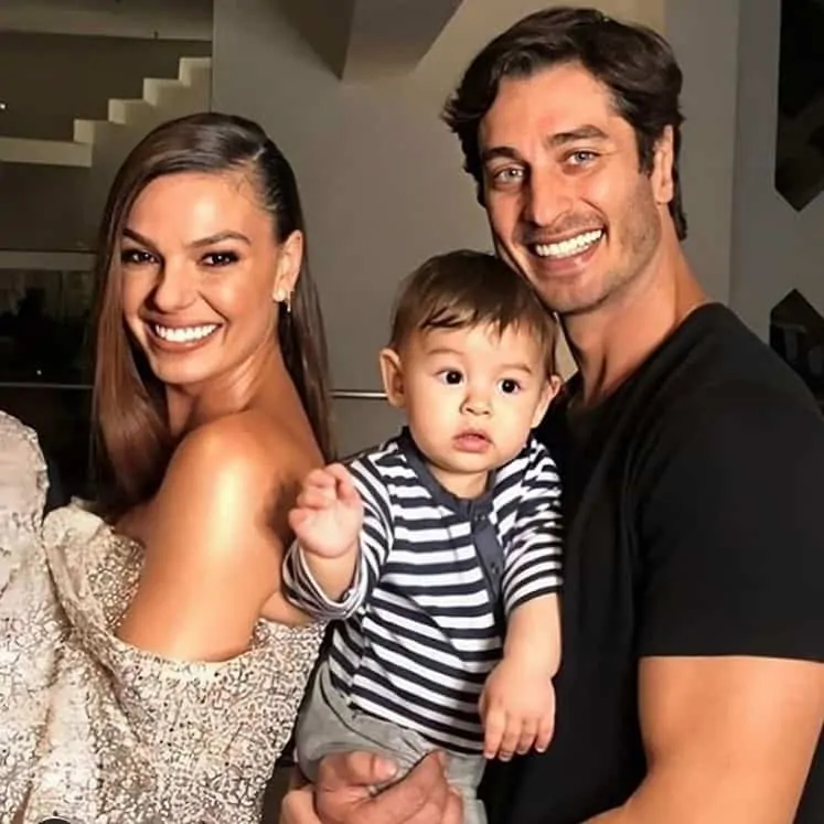 Isis Valverde com o bebê Rael e André Resende
