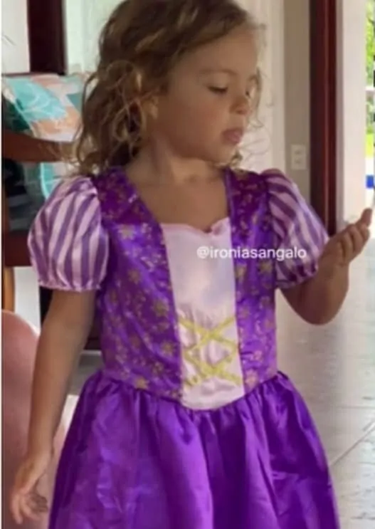 Filha da cantora Ivete Sangalo como Rapunzel