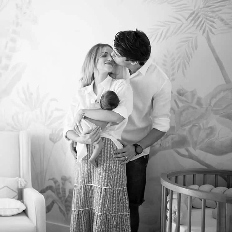 Kaká e Carol Dias com sua bebê recém-nascida