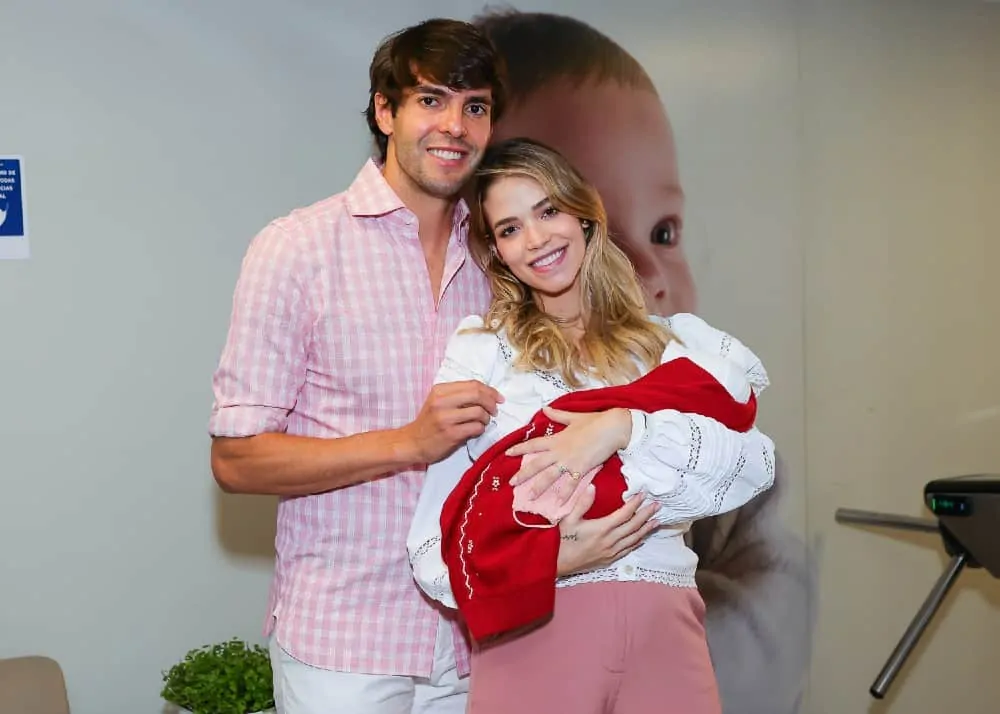 Kaká e Carol Dias saindo da maternidade com sua recém-nascida